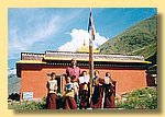 Khenpo Menlha Phuntsog mit seinen Novizen vor der Gompa.jpg