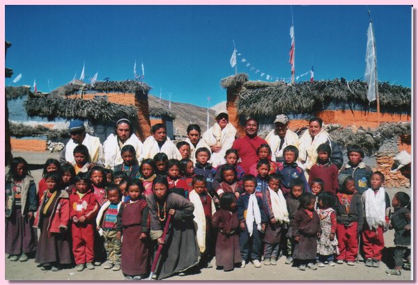 Die Schule von Komang mit Lehrern, in der Mitte Tulku Tsewang Dorjee.jpg