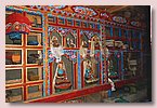 Schriften und Statuen in der Pu Gonpa.jpg